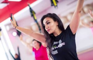 Fetița desculță din Vaslui care a ajuns să lase un salariu de mii de euro pentru a le dărui o șansă copiilor săraci