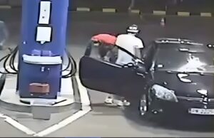 A refuzat sa isi stinga tigara in benzinarie!!!Priviti insa cum il opreste angajatul – >>