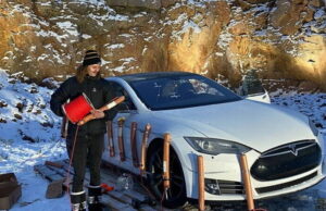 Un bărbat și-a aruncat mașina Tesla în aer, cu 30 de kg de dinamită. Ce l-a enervat atât de tare