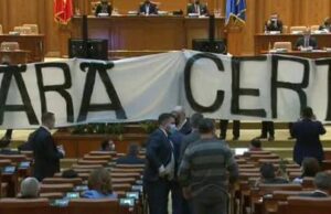 Protest în Parlament cu AUR și Șoșoacă. Banner uriaș: ”Libertate fără certificate” –