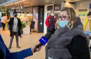 O femeie nevaccinată a început să plângă când a auzit că trebuie să stea în carantină de Sărbători. Ce mesaj are –