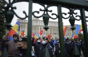 Filmul protestelor: Mașini vandalizate, porțile Parlamentului forțate