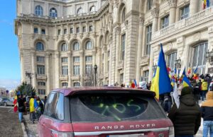 Reacția Jandarmeriei după protestele violente de la Parlament. Ce au făcut public după ce protestatarii AUR au intrat cu forța în curtea Parlamentului și au vandalizat mașini –
