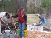 O femeie si-a construit singura casa, cu ajutorul tutorialelor de pe YouTube