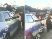 Maşina Poliţiei, distrusă cu toporul. Doi poliţişti, ameninţaţi de un bărbat