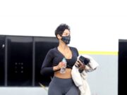 Are 53 de ani, cinci copii, e și bunică, dar arată ca o puștoaică. Soțul ei este extrem de apreciat –»