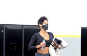 Are 53 de ani, cinci copii, e și bunică, dar arată ca o puștoaică. Soțul ei este extrem de apreciat –»