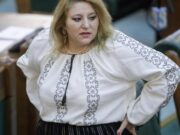 Diana Şoşoacă, în Parlament, către Florin Cîţu: „Eşti ultimul om care poţi să vorbeşti, drogatule!” –