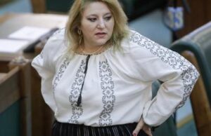Diana Şoşoacă, în Parlament, către Florin Cîţu: „Eşti ultimul om care poţi să vorbeşti, drogatule!” –