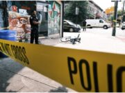 O fată de 14 ani, împușcată accidental și mortal de polițiști în timp ce era în cabina de probă a unui magazin