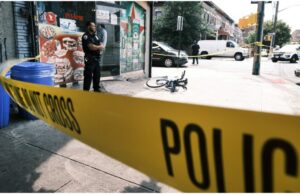 O fată de 14 ani, împușcată accidental și mortal de polițiști în timp ce era în cabina de probă a unui magazin