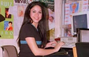 Astăzi are 44 de ani, a slăbit, s-a vopsit şi e mai frumoasă decât în tinereţe, când a fost făcută poza. Foarte iubita de români, cântăreaţa are 2 copii frumoşi –