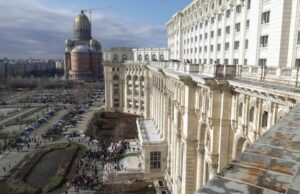 Parlamentul României, spart noaptea trecută! Poliţiştii sunt la faţa locului în aceste momente