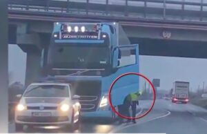 Șofer de TIR amenințat cu arma de un polițist, în mijlocul șoselei, în Arad