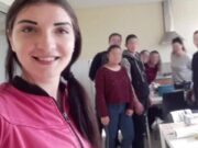 O tânără de 21 de ani a murit, după ce a fost lovită de o mașină de poliție în timp ce traversa regulamentar strada