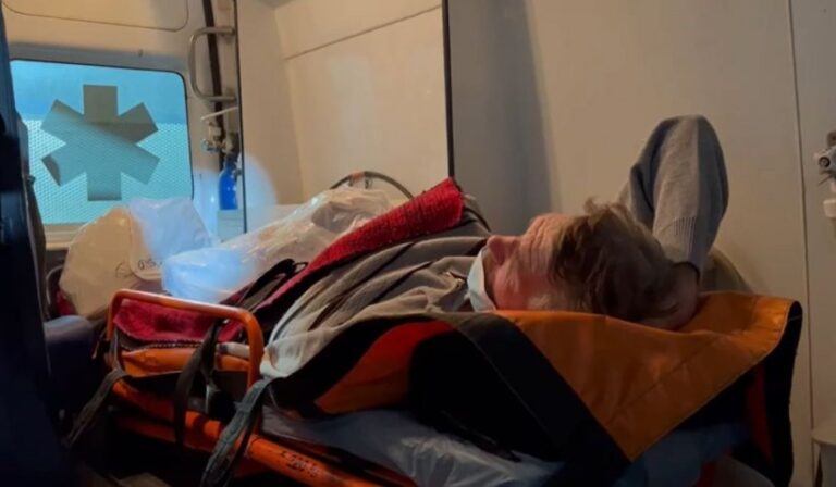 Un bărbat din Botoşani nu a fost primit de părinţi acasă, după o lună petrecută în spital şi mai multe operaţii: „Să vină acasă sănătos, nu bolnav”