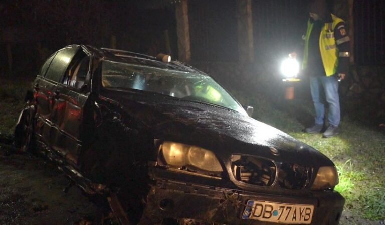 Un criminal din Dâmboviţa s-a răsturnat cu maşina la scurt timp după ce şi-a omorât soţia şi i-a abandonat trupul în casa bunicilor