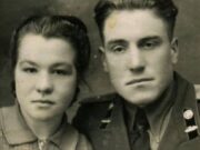 „Mama mi-a interzis să mă mai întâlnesc cu tine. Iartă-mă! Te iubesc și te voi iubi mereu…” i-a scris ea în 1954. Și de atunci nu s-au mai văzut. Mulți ani mai târziu, un străin a găsit pe stradă un portofel vechi și așa a început totul… –»