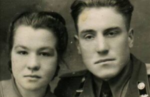 „Mama mi-a interzis să mă mai întâlnesc cu tine. Iartă-mă! Te iubesc și te voi iubi mereu…” i-a scris ea în 1954. Și de atunci nu s-au mai văzut. Mulți ani mai târziu, un străin a găsit pe stradă un portofel vechi și așa a început totul… –»