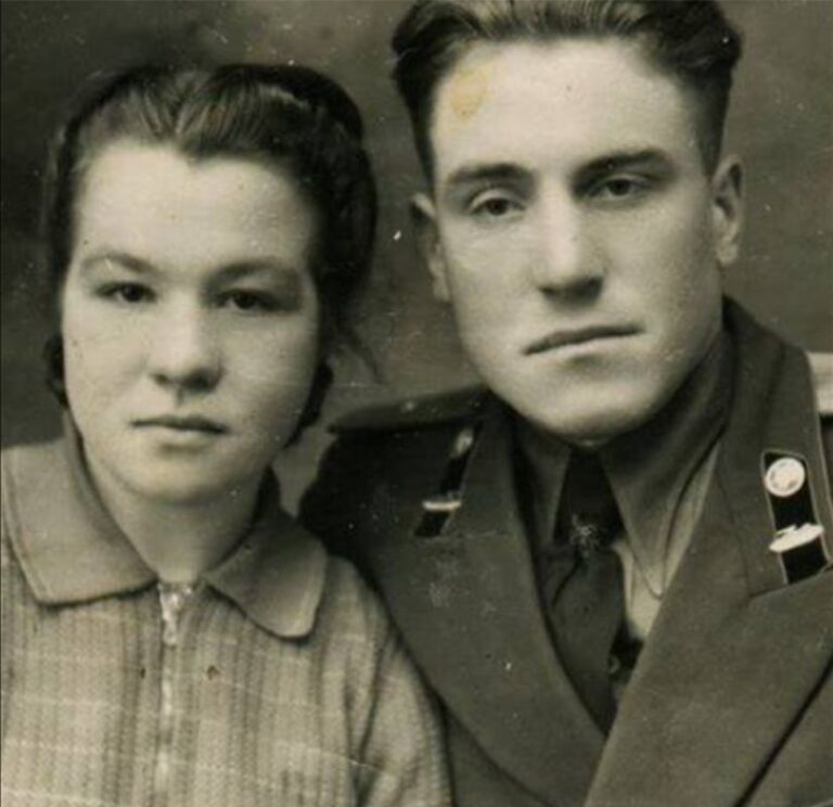 „Mama mi-a interzis să mă mai întâlnesc cu tine. Iartă-mă! Te iubesc și te voi iubi mereu…” i-a scris ea în 1954. Și de atunci nu s-au mai văzut. Mulți ani mai târziu, un străin a găsit pe stradă un portofel vechi și așa a început totul… –»