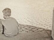 Un copil de patru ani a fost abandonat de familie într-un bloc din Bucureşti