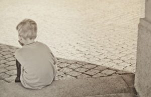 Un copil de patru ani a fost abandonat de familie într-un bloc din Bucureşti