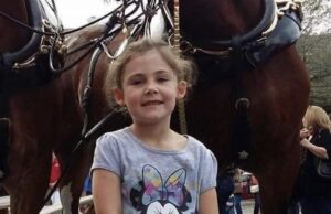 Tatăl îi face o poză fetiţei sale lângă un cal. La o privire mai atentă, nu-i vine să creadă ce vede –»