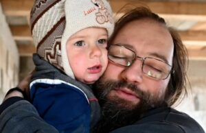 Un părinte cu 10.000 de copii. Sună incredibil, dar acest om există. În Iași, preotul Dan Damaschin a devenit o adevărată instituție care poartă de grijă copiilor