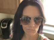 Femeia din imagine și-a făcut un selfie cu ochelari de soare, iar când s-a uitat cu atenție la fotografie a încremenit. Ce detaliu apare în poză