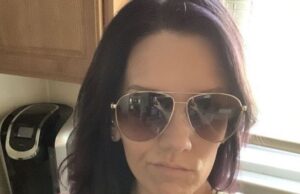 Femeia din imagine și-a făcut un selfie cu ochelari de soare, iar când s-a uitat cu atenție la fotografie a încremenit. Ce detaliu apare în poză