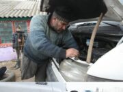 Mecanicul rămăsese fără loc de muncă, se ducea la interviu când a văzut un bătrân care-și lovea mașina. I-a reparat-o, dar întârziase la interviu. Când a ajuns acolo a avut cea mai mare supriză din viața lui, ce i s-a întâmplat e unic–>