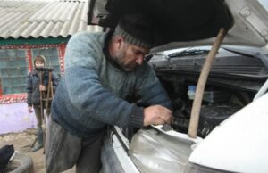 Mecanicul rămăsese fără loc de muncă, se ducea la interviu când a văzut un bătrân care-și lovea mașina. I-a reparat-o, dar întârziase la interviu. Când a ajuns acolo a avut cea mai mare supriză din viața lui, ce i s-a întâmplat e unic–>