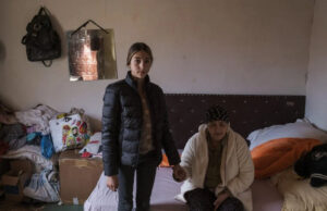 Maria, o fetiță de 14 ani care își îngrijește singură mama fără vedere, a fost întrebată de reporteri ce își dorește de Moș Nicolae. Răspunsul emoționant al copilei –