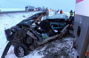 O șoferiță de 22 de ani a murit strivită în mașină, spulberată de tren. E inexplicabil ce s-a întâmplat după ce a oprit la trecere –>