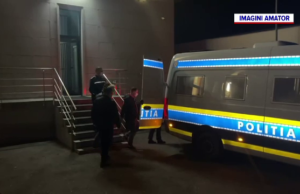 Trei doljeni, arestați pentru vaccinări fictive. Cât lua un medic pentru o ”vaccinare la chiuvetă” – – –