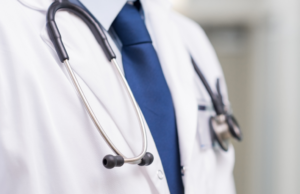 Medic de familie din Dolj, reținut după ce a vândut certificate false de vaccinare