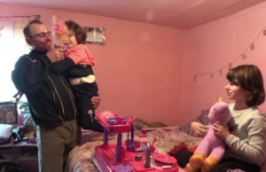 Tatăl erou care se chinuie să își crească cele două fiice de unul singur, cu 1.380 de lei pe lună, după ce a fost părăsit de soție. Chiar dacă abia se descurcă, bărbatul a oferit o cameră din casă unei familii cu doi copii mici, care nu avea adăpost –