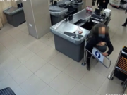 Un hoț înarmat cu un cuțit a intrat într-un magazin să-l jefuiască. Nu i-a trecut nicio clipă prin cap peste cine avea să dea acolo – – –