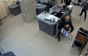 Un hoț înarmat cu un cuțit a intrat într-un magazin să-l jefuiască. Nu i-a trecut nicio clipă prin cap peste cine avea să dea acolo – – –