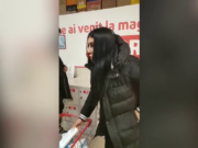 Cuplu din București prins după ce și-a îndesat zeci de șampoane sub haine într-un magazin sătesc. ”Am și eu copil mic acasă” – – –