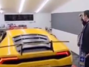 Imagini virale cu un preot care sfințește un bolid de lux, în Sibiu: „Este o rugăciune specială”