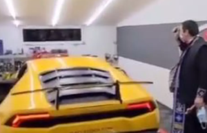 Imagini virale cu un preot care sfințește un bolid de lux, în Sibiu: „Este o rugăciune specială”