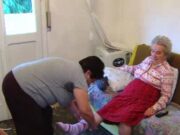 Tanti Nicolita lucreaza non-stop, zi si noapte, ca servitoare pentru o batrana din Italia. „Ma considera sluga. S-a intamplat sa sara la mine. Sa imi dea o palma”. Dar sa vezi ce salariu lunar castiga romanca