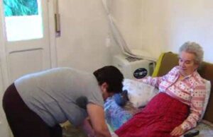 Tanti Nicolita lucreaza non-stop, zi si noapte, ca servitoare pentru o batrana din Italia. „Ma considera sluga. S-a intamplat sa sara la mine. Sa imi dea o palma”. Dar sa vezi ce salariu lunar castiga romanca