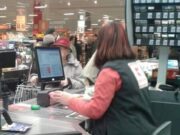 „O doamna mai in varsta sta la rand la o casa de marcat intr-un supermarket si urmeaza sa plateasca. In spatele ei se afla o femeie mai tanara, cu un baiat de 5 sau 6 ani. Baiatul impingea puternic caruciorul, care a lovit-o deja pe doamna mai în varsta, de vreo 5-6 ori.