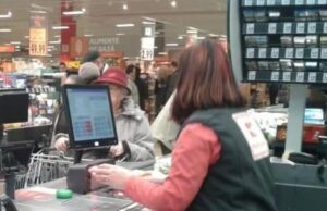 „O doamna mai in varsta sta la rand la o casa de marcat intr-un supermarket si urmeaza sa plateasca. In spatele ei se afla o femeie mai tanara, cu un baiat de 5 sau 6 ani. Baiatul impingea puternic caruciorul, care a lovit-o deja pe doamna mai în varsta, de vreo 5-6 ori.