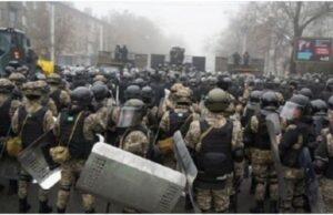 Imagini șocante în Kazahstan: Blindate printre cadavre și soldați decapitați