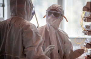 Se anunță un nou „tsunami” de cazuri COVID la nivel global. Țara în care medicii infectați vor lucra în continuare