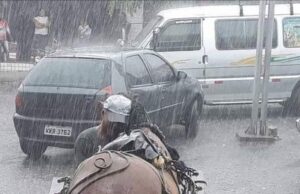 Acest om lucra cu calul lui când deodată a venit o furtună mare …toată lumea fugea să se refugieze de ploaie dar cu toate acestea a stat lângă calul său si l-a îmbrățișat foarte puternic. Stătea lângă prietenul lui în ploaie. Când s-a oprit ploaia domnul a realizat că – >>