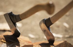 Bărbat din Iași, rănit grav după ce a căzut în cap, în timp ce își fugărea soția cu toporul, de Revelion